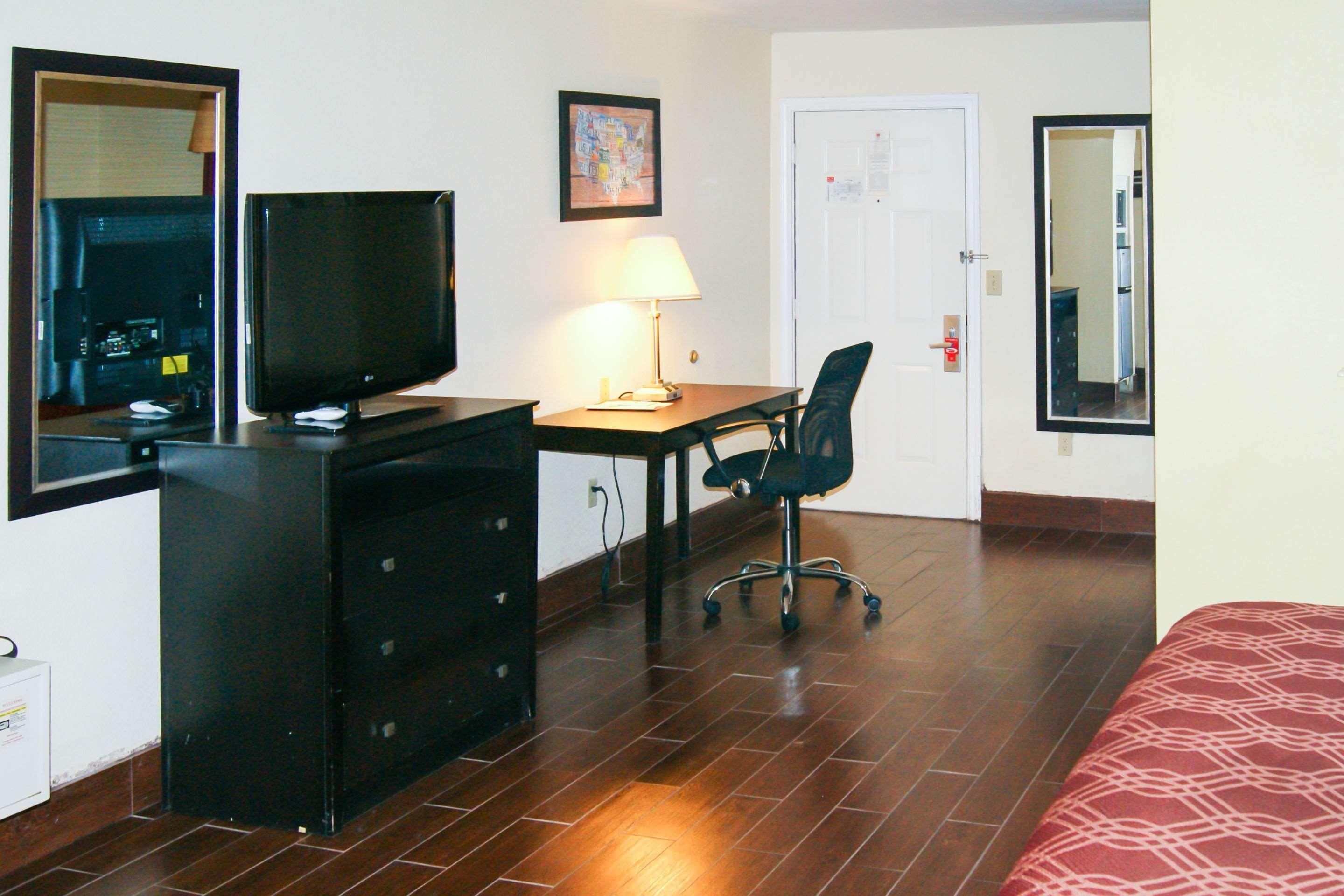 Hotel Econo & West - Energy Corridor 2*