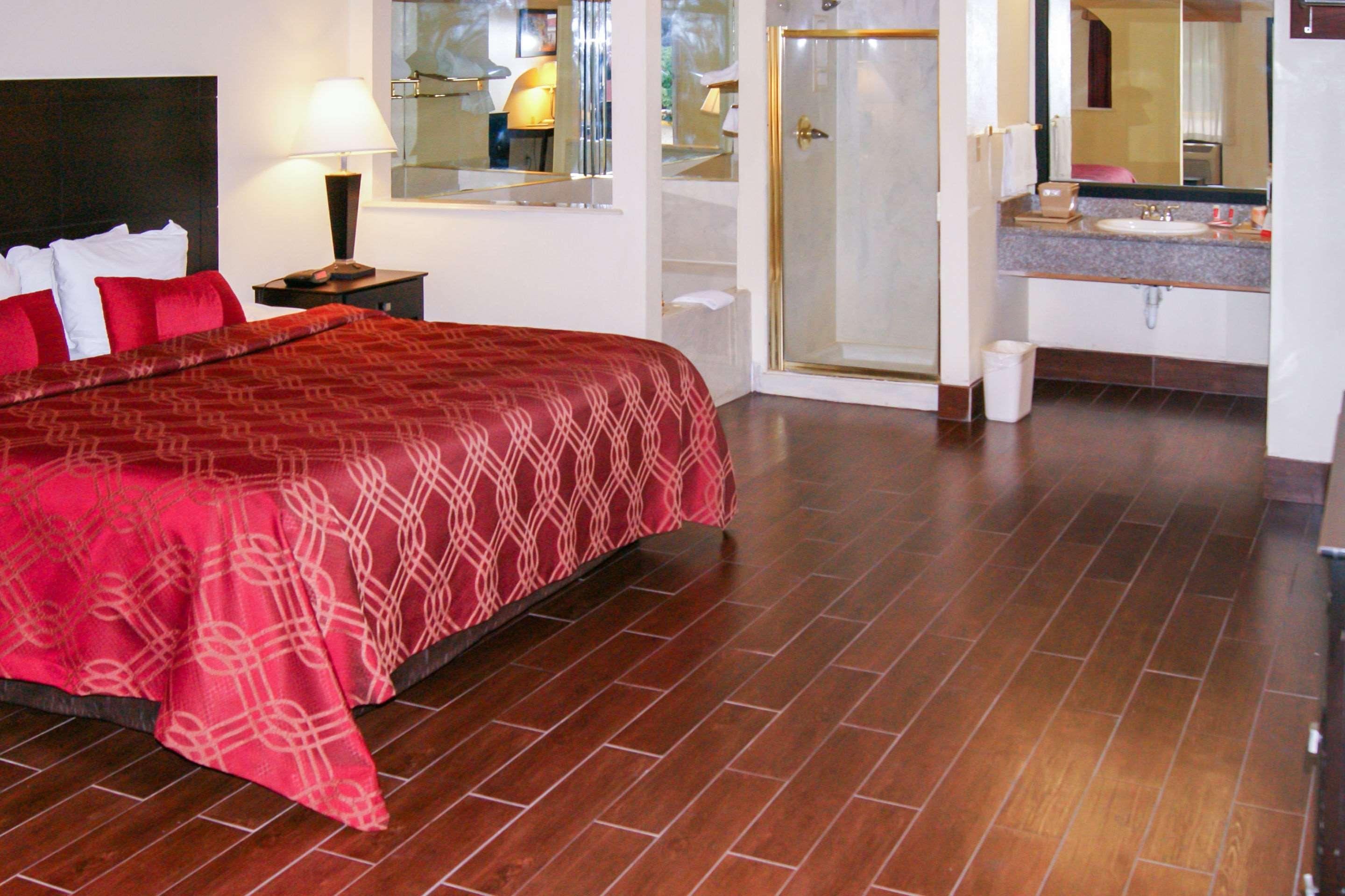 Econo & West - Energy Corridor Hotel 2*