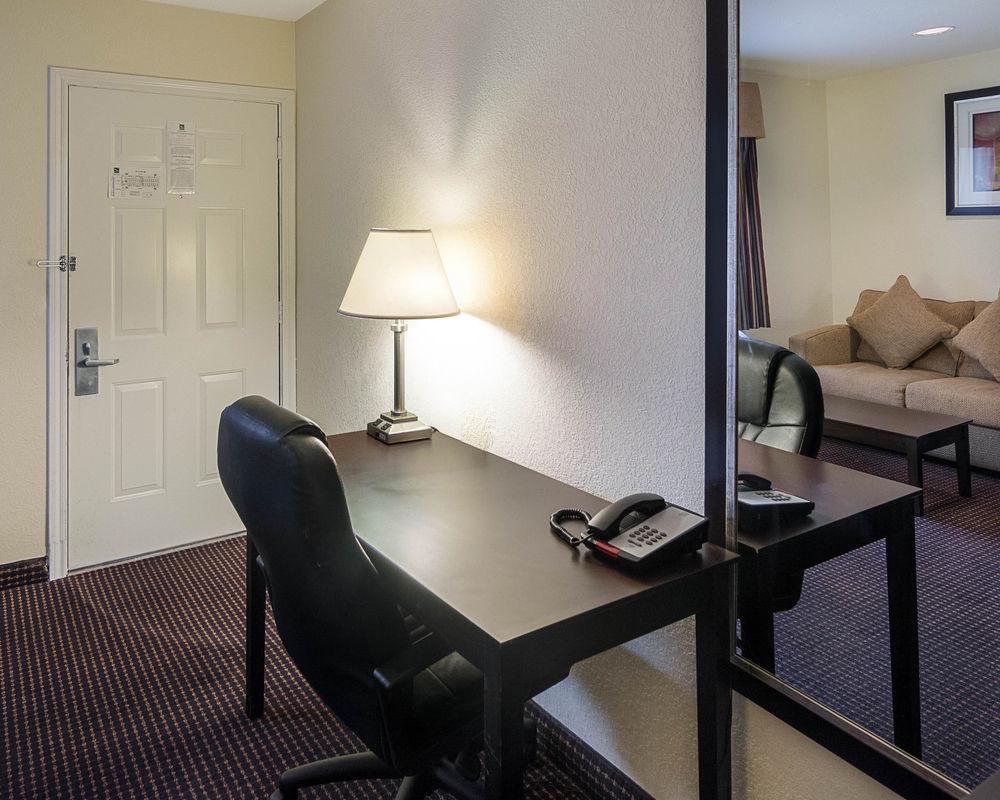 Hotel Econo & West - Energy Corridor 2*
