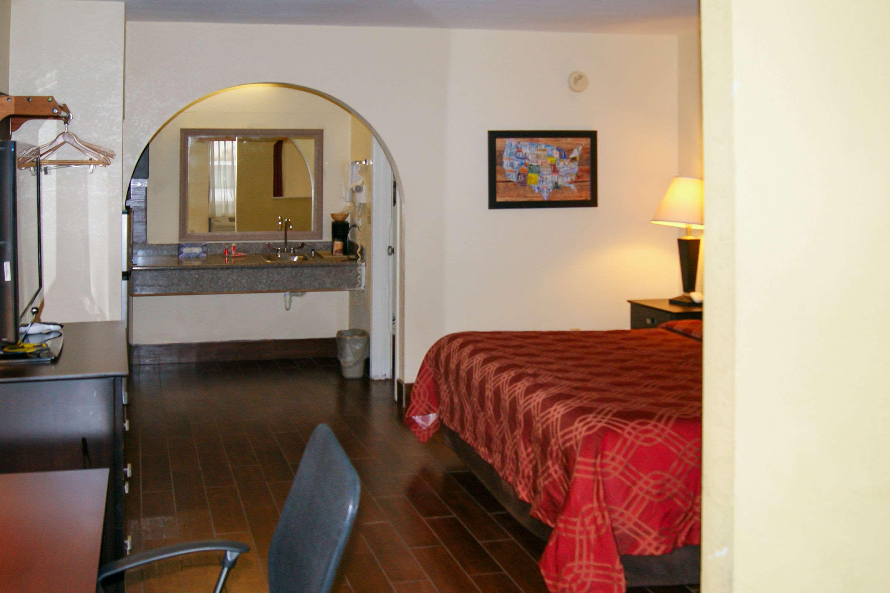 Econo & West - Energy Corridor Hotel