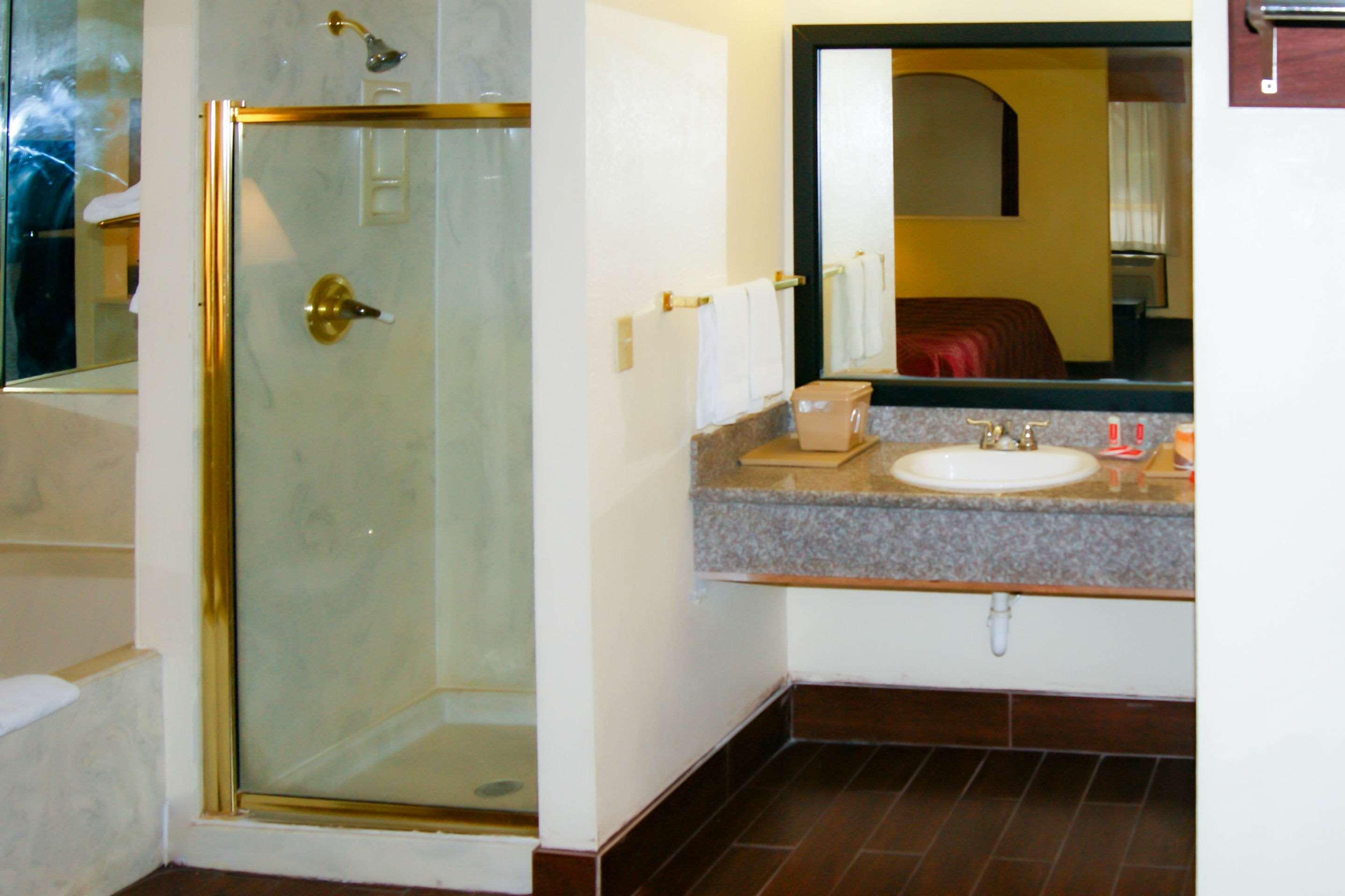 Econo Inn&suites West – Energy Corridor 2*